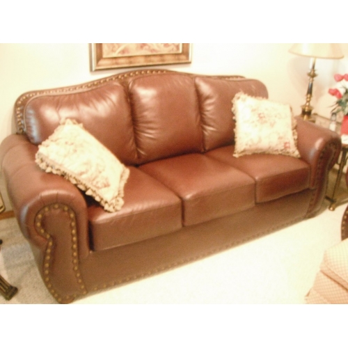 Traditional Style Leather Couch and Loveseat  Allsold.ca